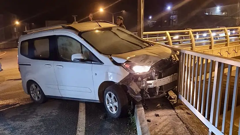 İki araç çarpıştı, korkuluklar faciayı önledi