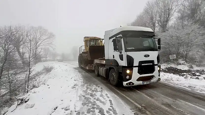 Karda kayan tır, yolu trafiğe kapattı