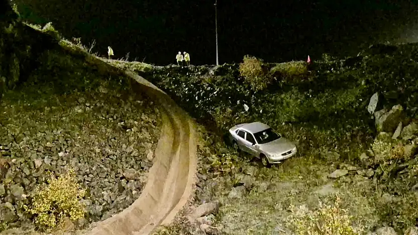 Otomobil viyadükten uçtu