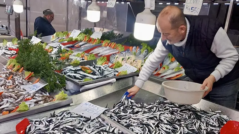 Oynuyor balık, tezgahlar kalabalık