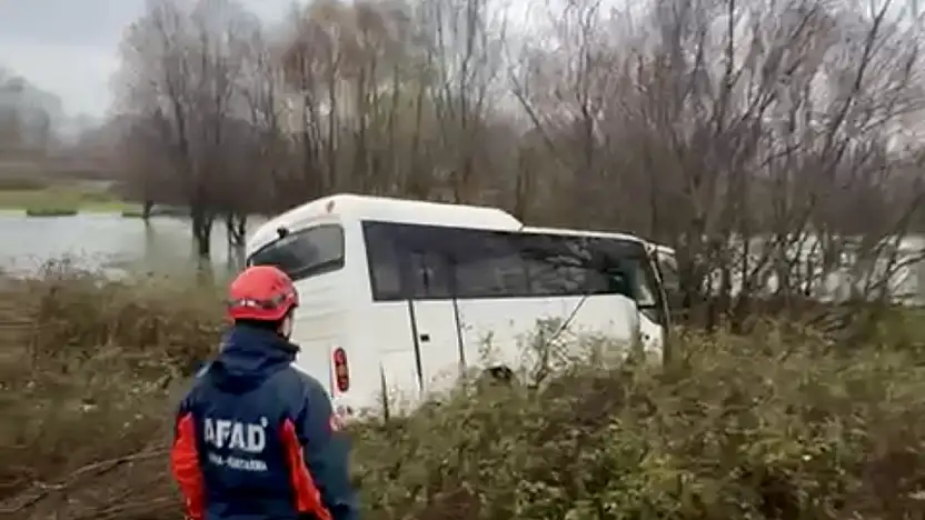 Servis minibüsü yoldan çıktı