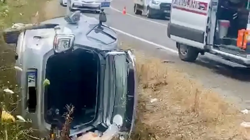 Takla atan araç yol kenarına devrildi