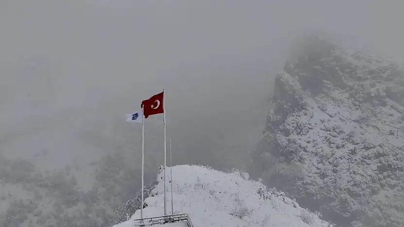 Zirvede kar manzarası