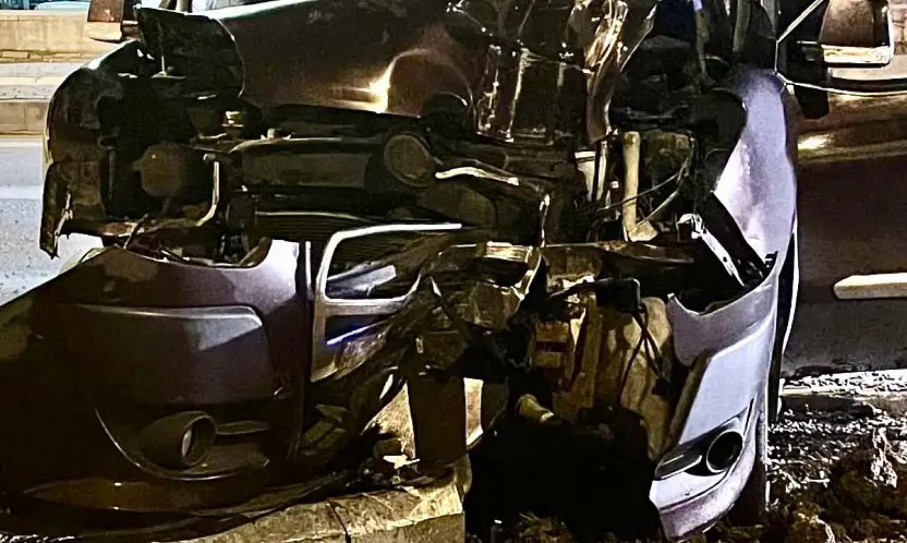 Alkollü sürücü direğe çarptı