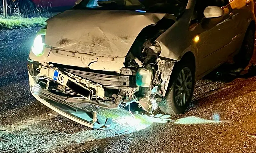 Araba çarpınca köprüden aşağı düştü