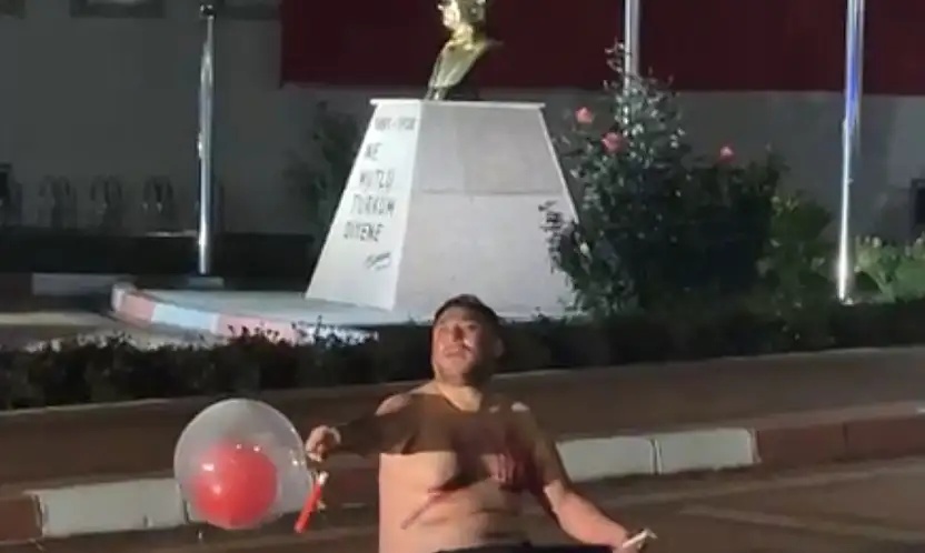 Belediye önünde yarı çıplak eylem