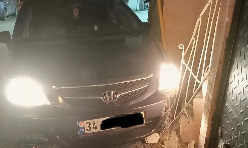 Binanın duvarına çarptı