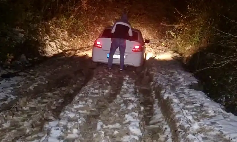 Çamura saplanan araçta mahsur kaldılar