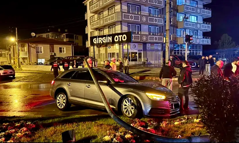 Çarptığı direk üzerine devrildi