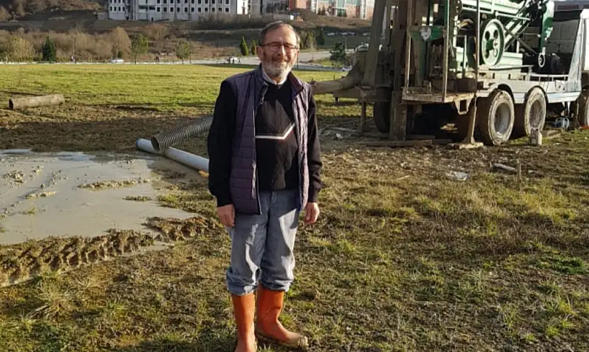 Çizmeyi bu kez üniversite Kampüsü'nde giydi