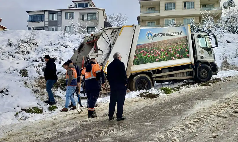 Çöp kamyonunun arkasında sıkıştı