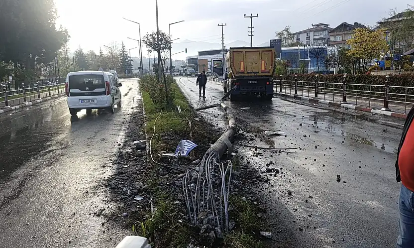 Damperli kamyon kontrolden çıktı