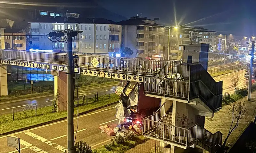 Eşyalar üst geçide takıldı