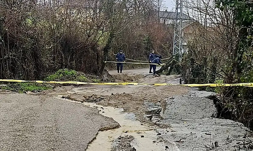 Heyelan nedeniyle yol ulaşıma kapandı