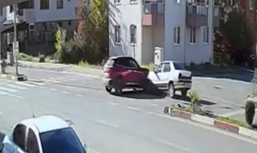 İki araç çarpıştı, 3 yaralı