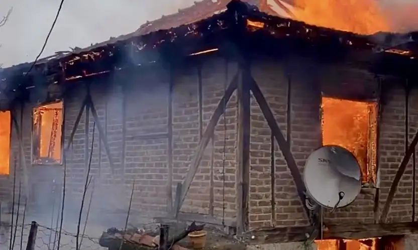 İki katlı evi alevler sardı