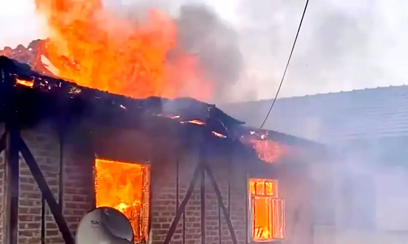 İki katlı evi alevler sardı