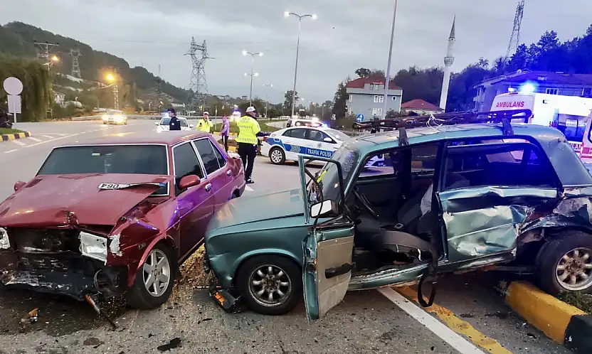 Karaçay'da iki araç çarpıştı