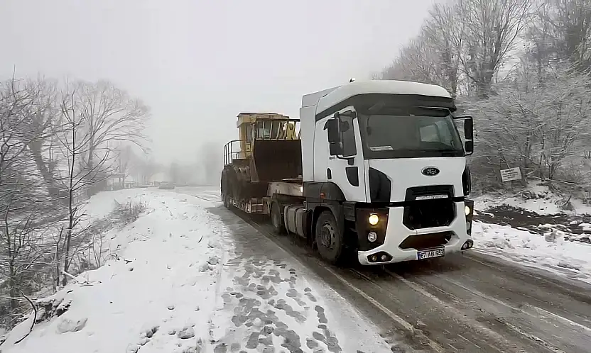 Karda kayan tır, yolu trafiğe kapattı