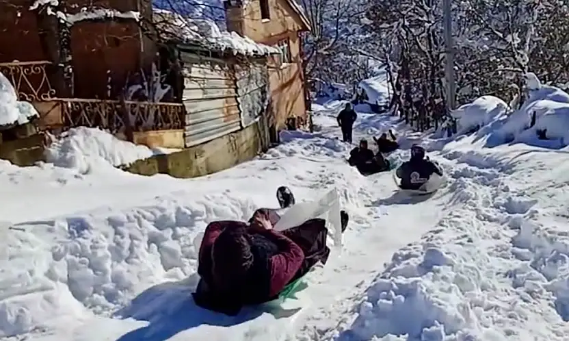 Köyde kadınların kar keyfi