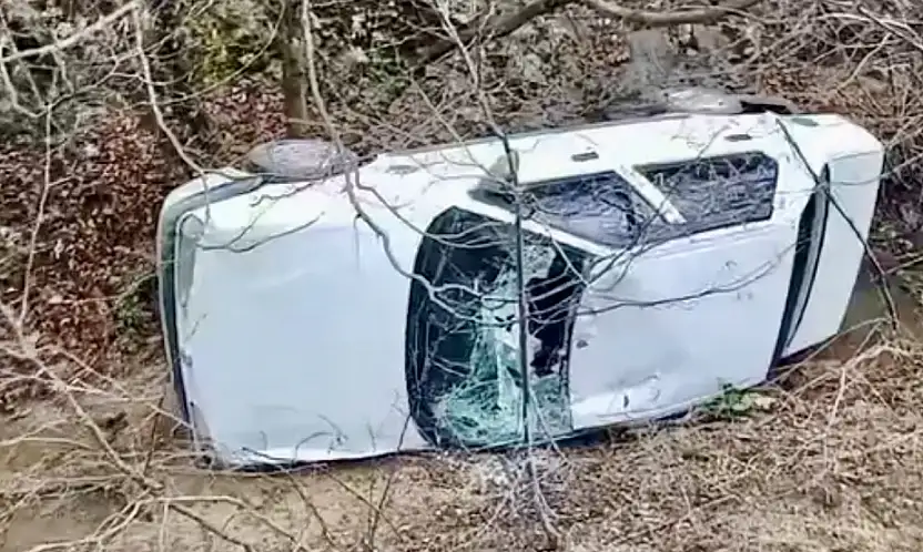 Otomobil Şarampole Yuvarlandı