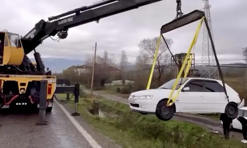 Otomobil su kanalına düştü