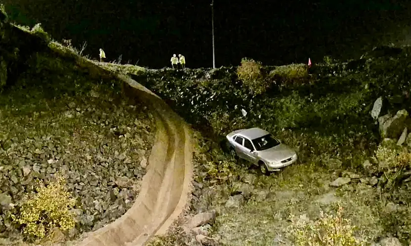 Otomobil viyadükten uçtu