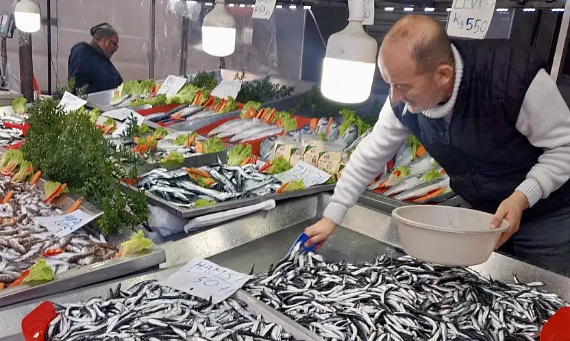 Oynuyor balık, tezgahlar kalabalık