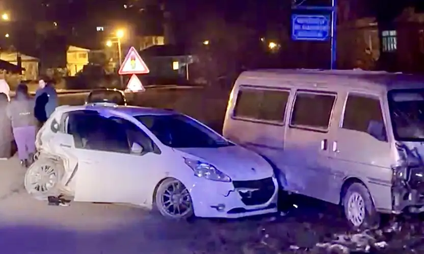 Park halindeki araca çarptı