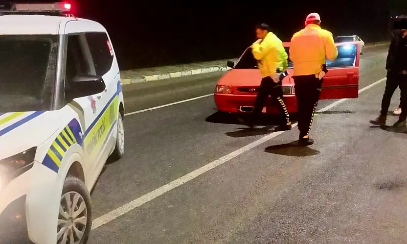 Polis ihbar edilen aracın önünü kesti