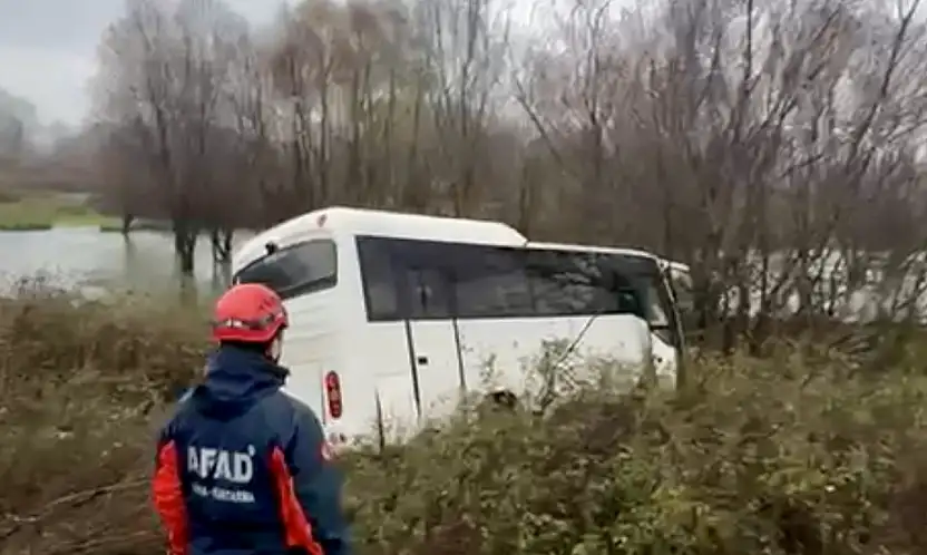 Servis minibüsü yoldan çıktı