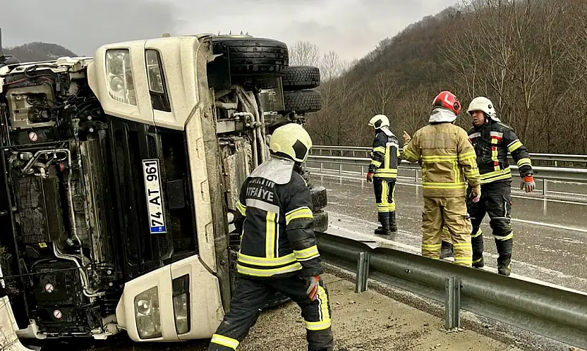 Son dakika, tır devrildi