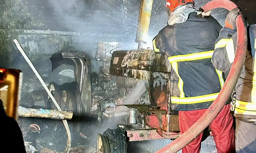 Yıldırım düştü, iki araç yandı