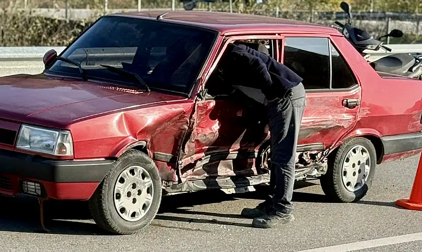 Yolcu minibüsü ile otomobil çarpıştı