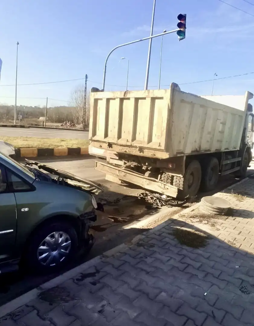 Işıkta duran kamyona çarptı