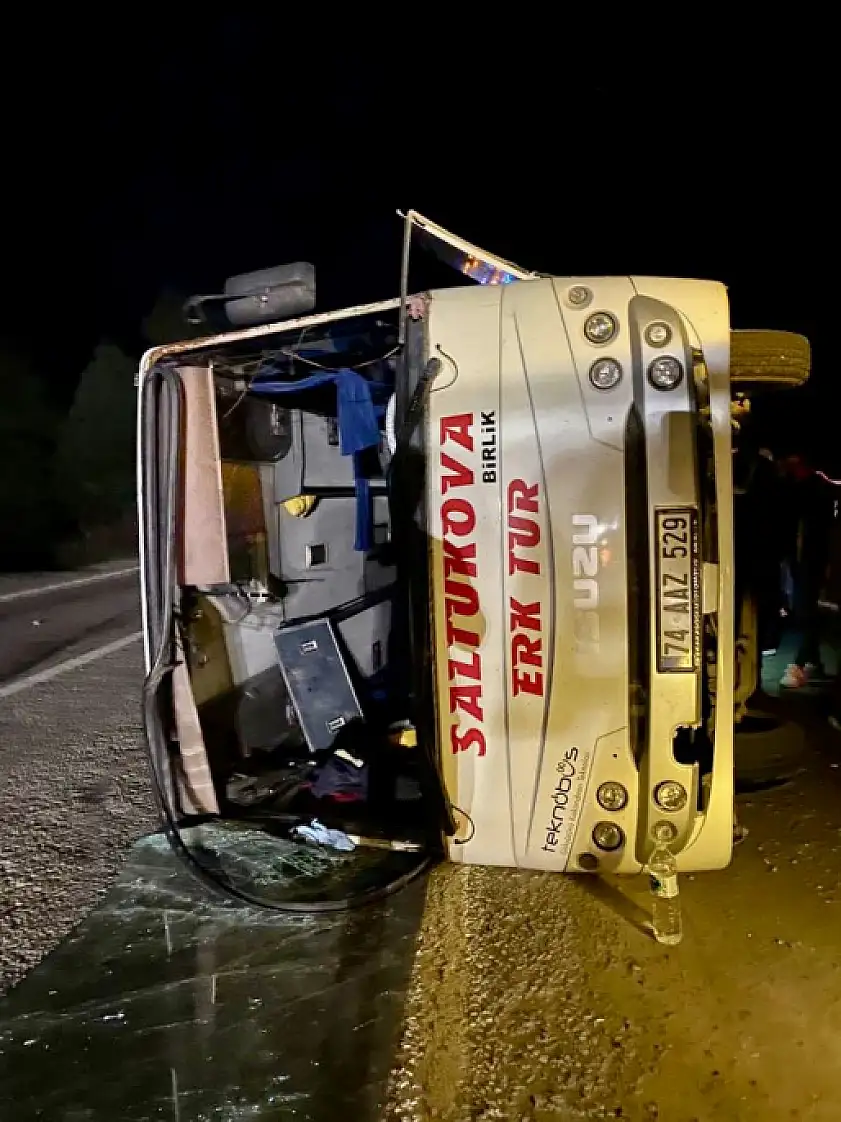 İşçi servisi devrildi, çok sayıda yaralı var