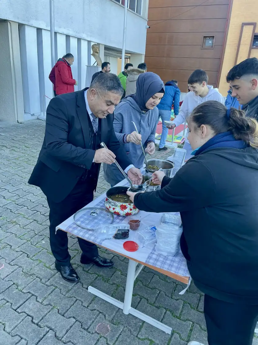 Okul bahçesinde Mancar ikramı