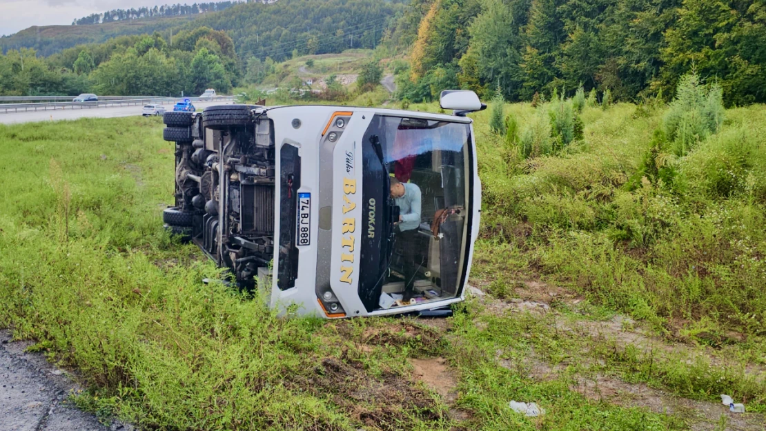 Yolcu midibüsü devrildi: 9 yaralı