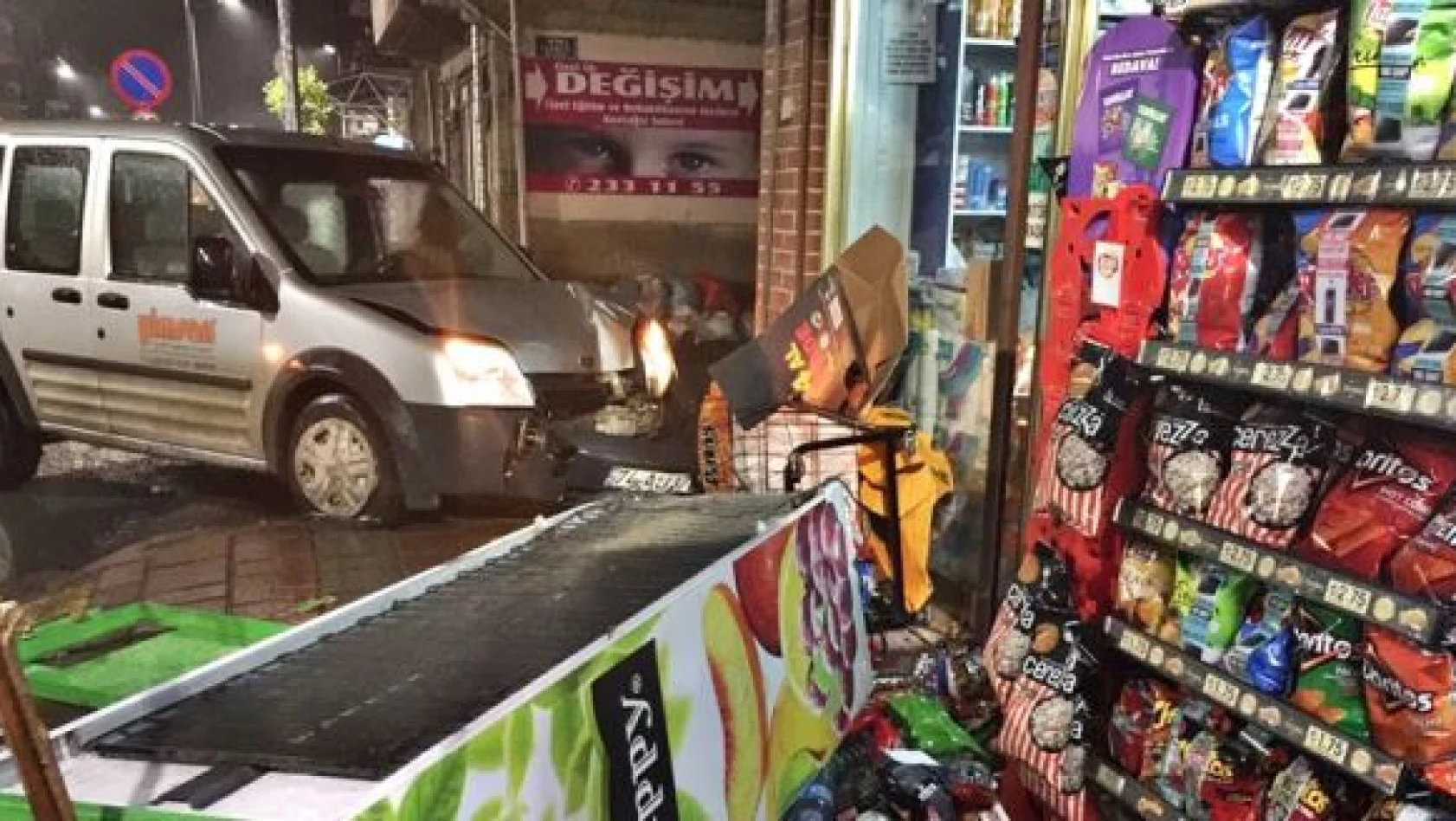 Kozcağız'da araç markete çarptı
