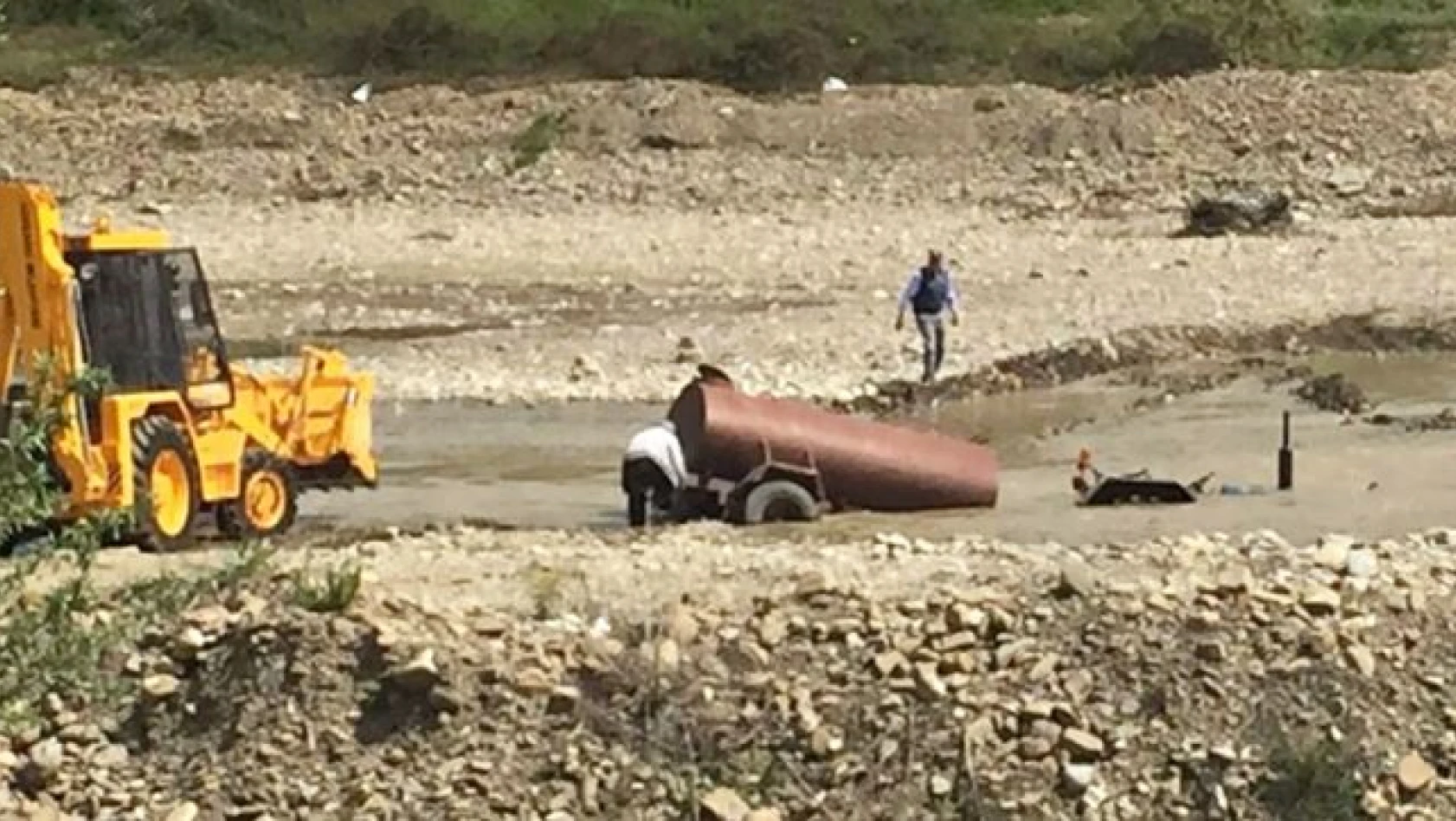 Kozcağız'da yine traktör sulara gömüldü 
