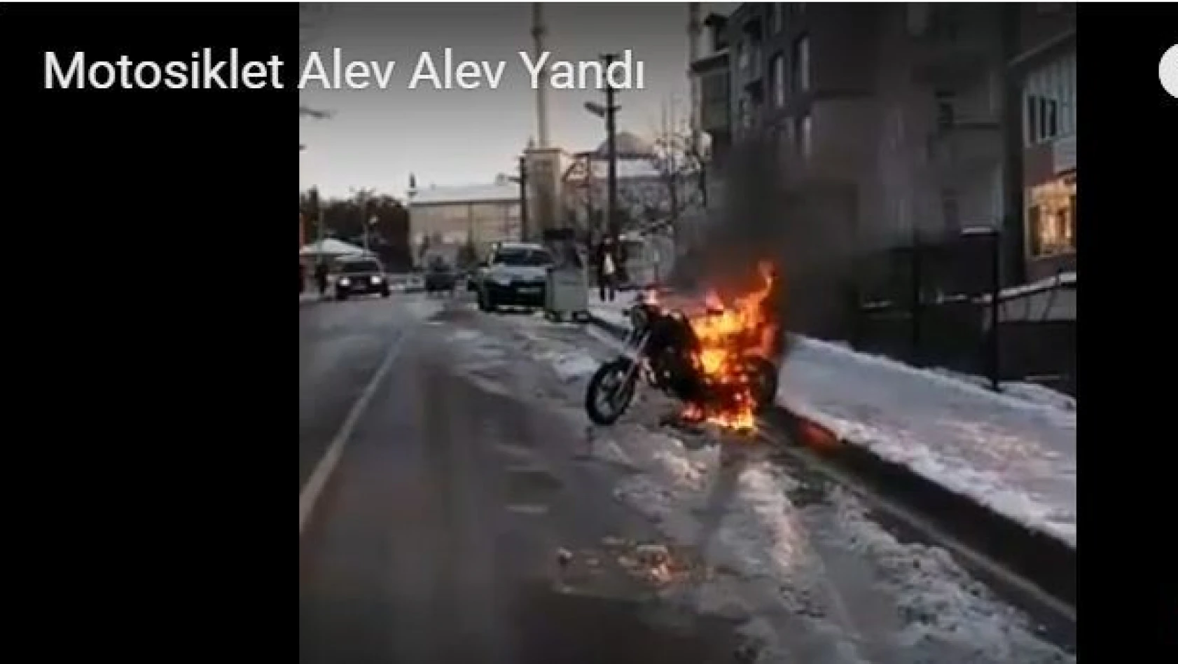 Motosiklet Alev Alev Yandı