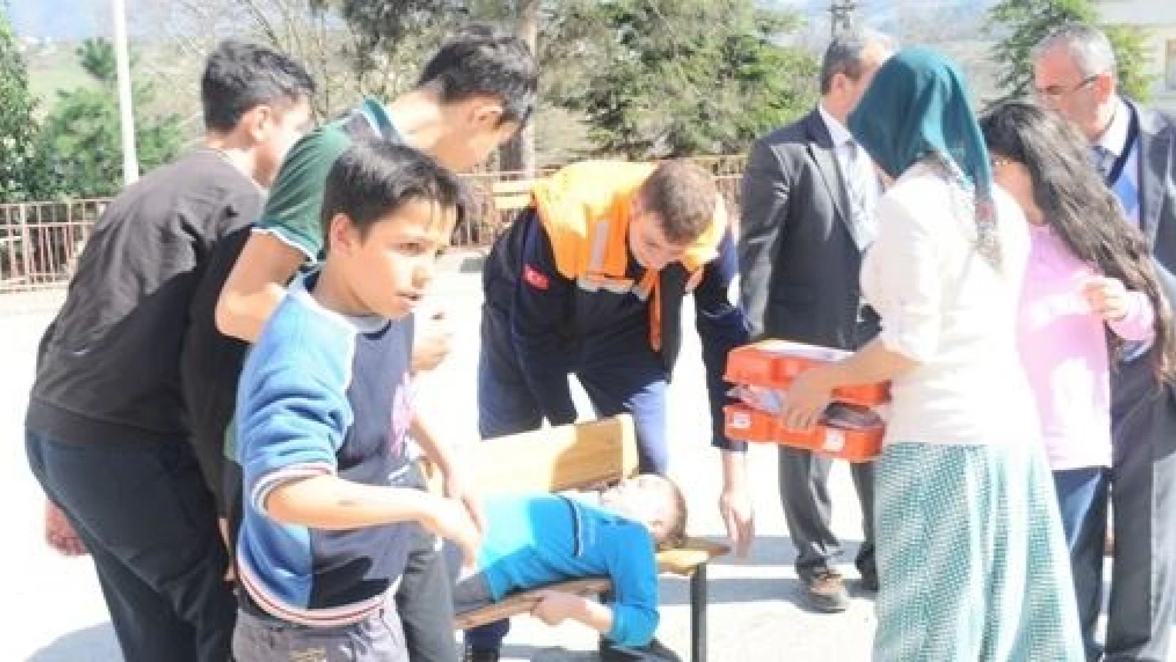Öğrenciler Deprem Tatbikatı Yaptı