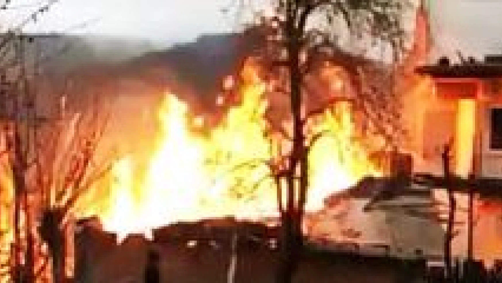 Bartın'da 2 ev yanarak kül oldu