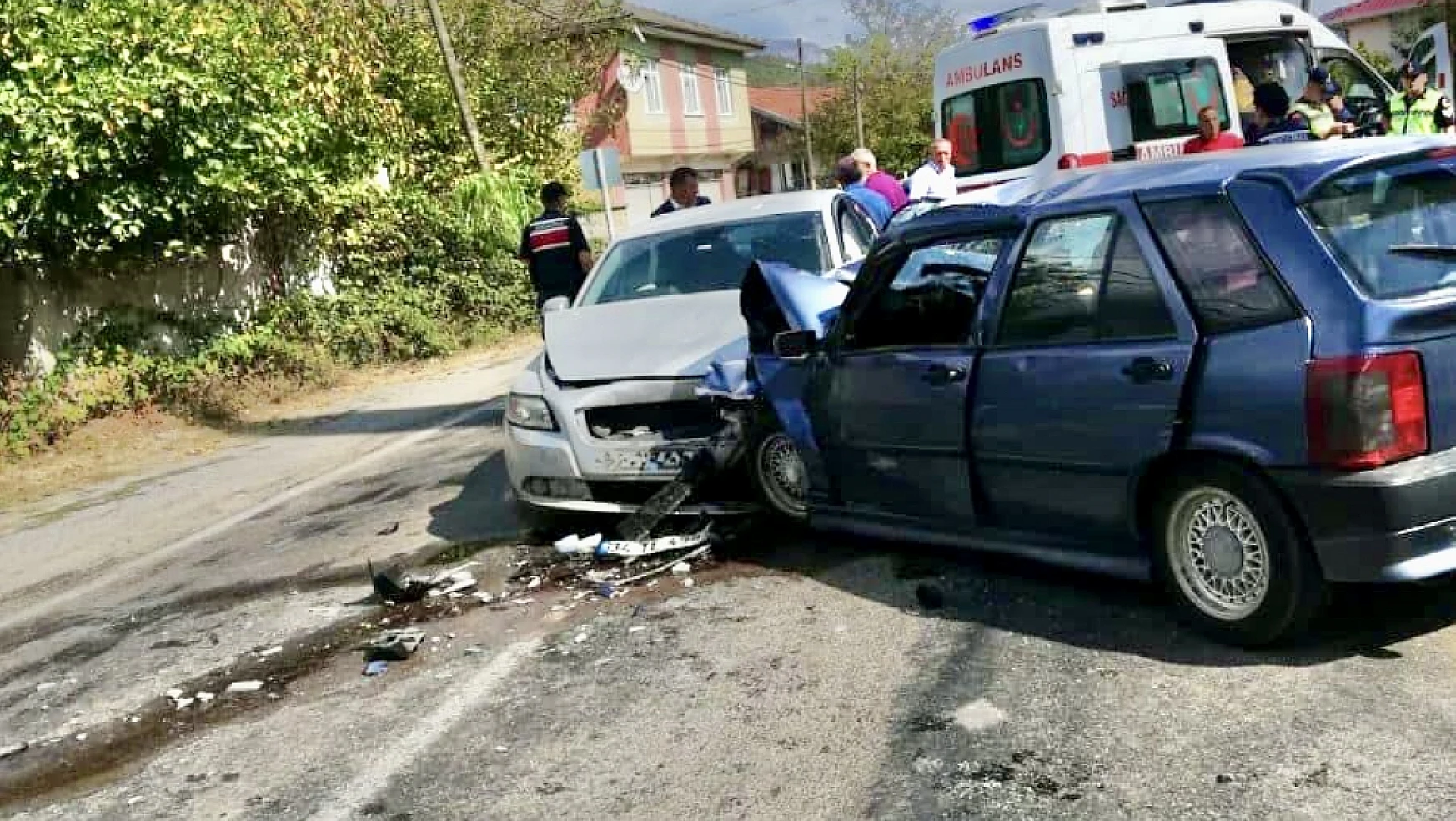İki otomobil kafa kafaya çarpıştı
