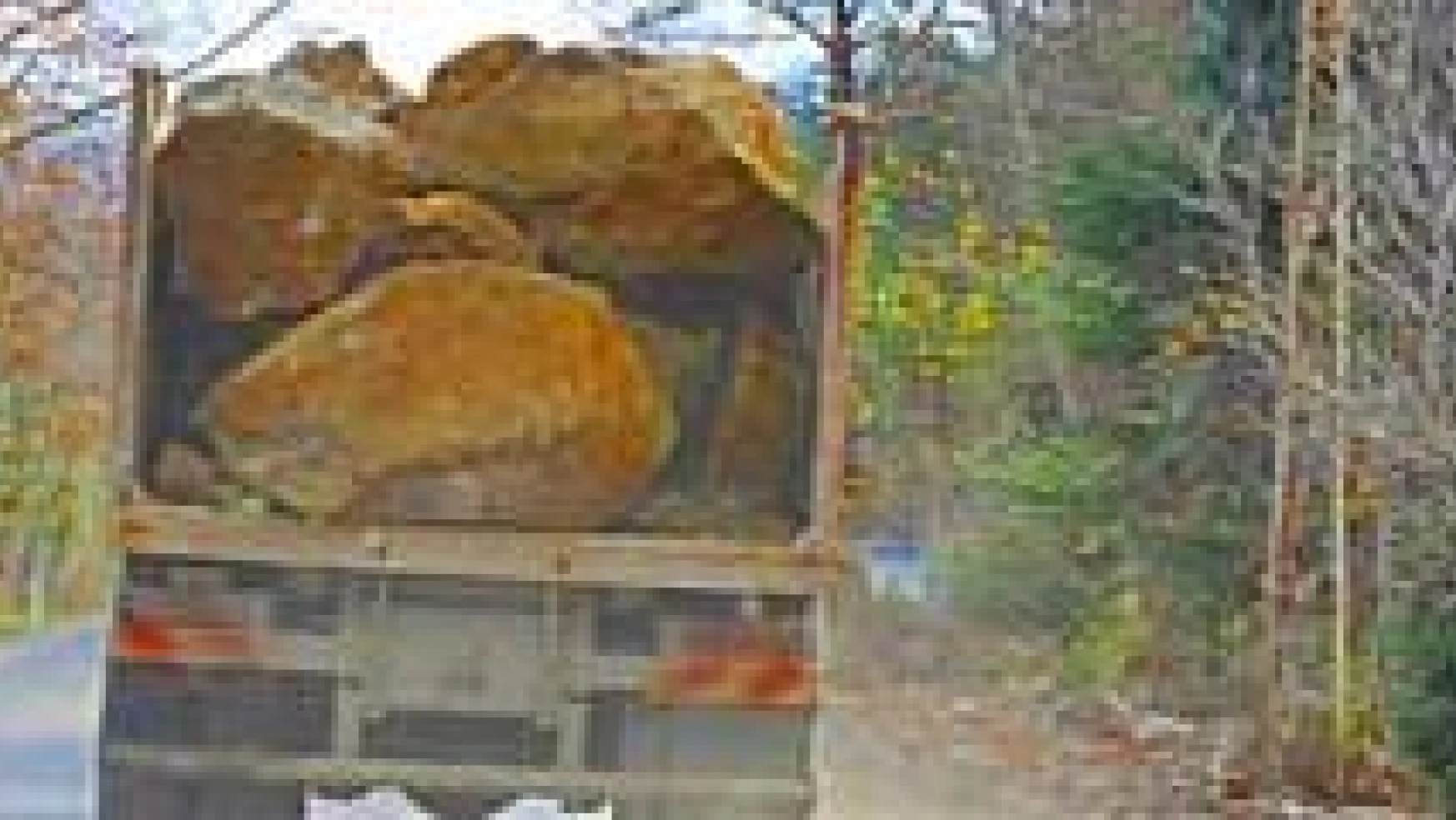 Kamyonla taşınan dev kayalar tehlike saçıyor