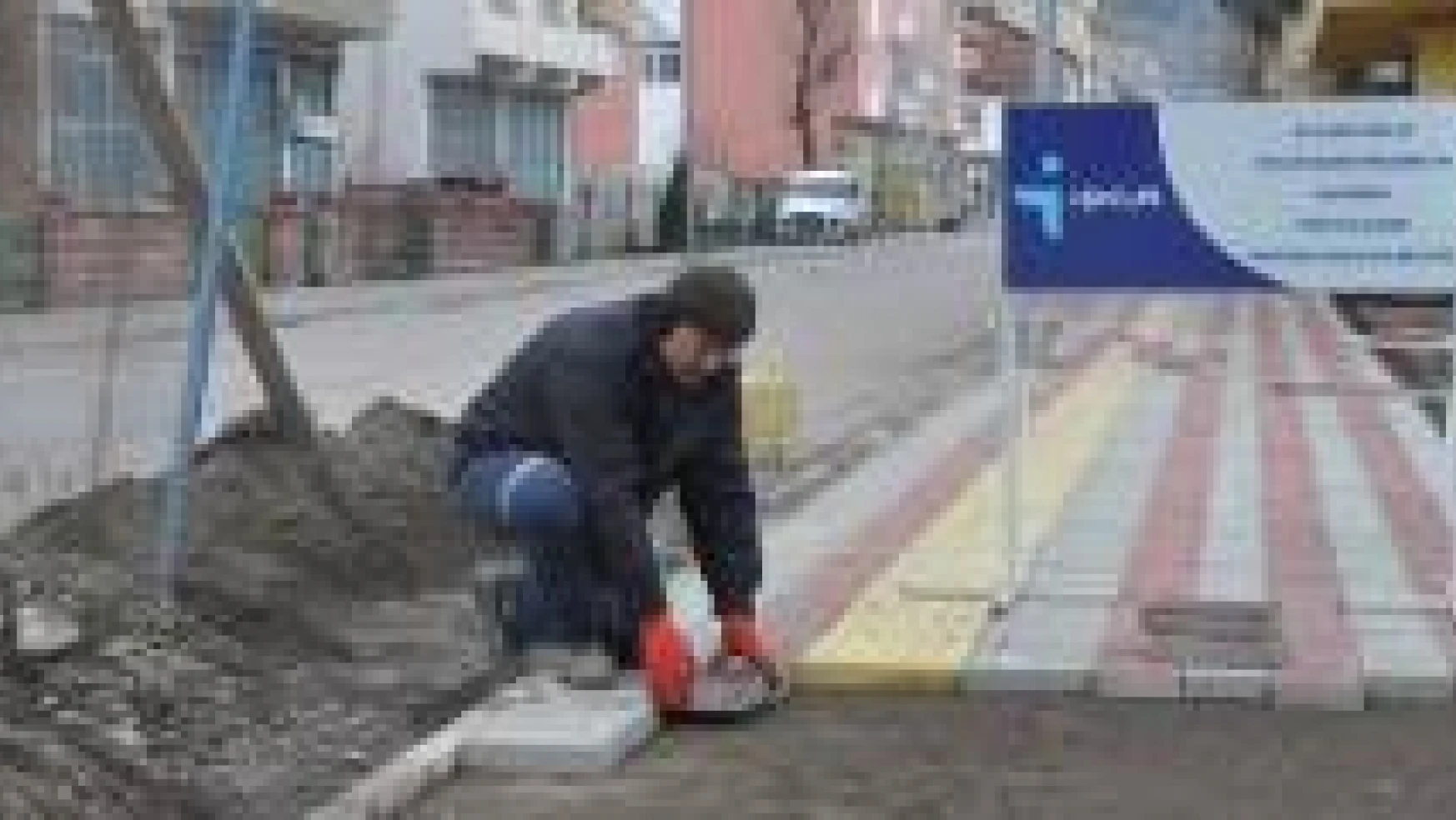 Kumluca'da kaldırım çalışmaları sürüyor