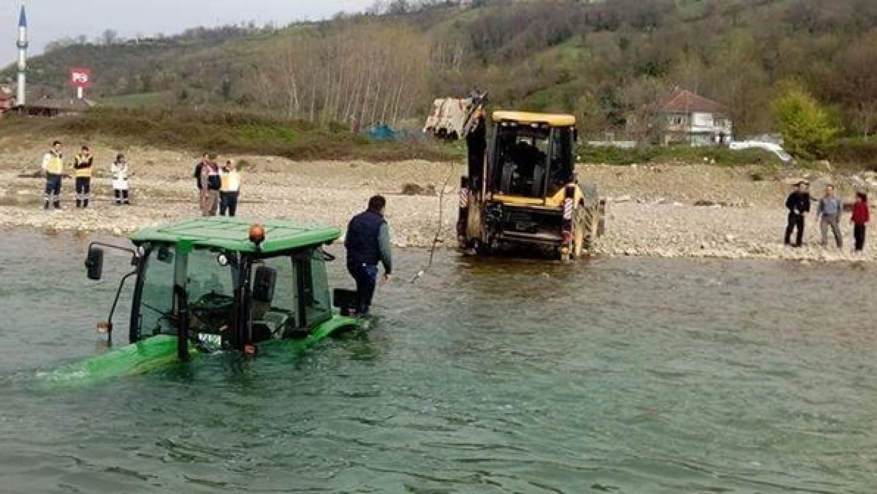 Sulara Gömülen Traktör Böyle Kurtarıldı
