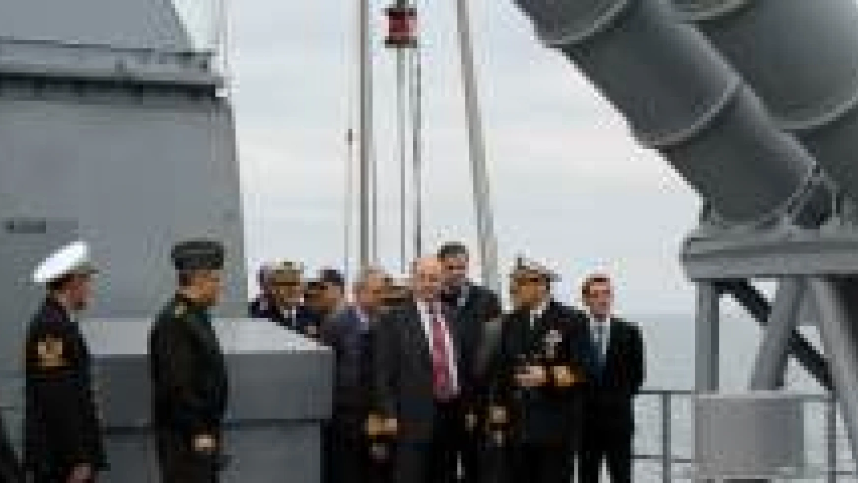 Vali Azizoğluğlu'ndan askeri gemilere ziyaret