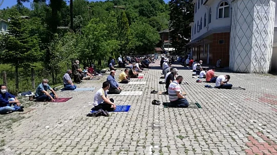 Seccadesini alan meydanlara koştu