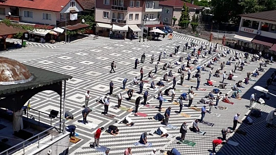 Seccadesini alan meydanlara koştu